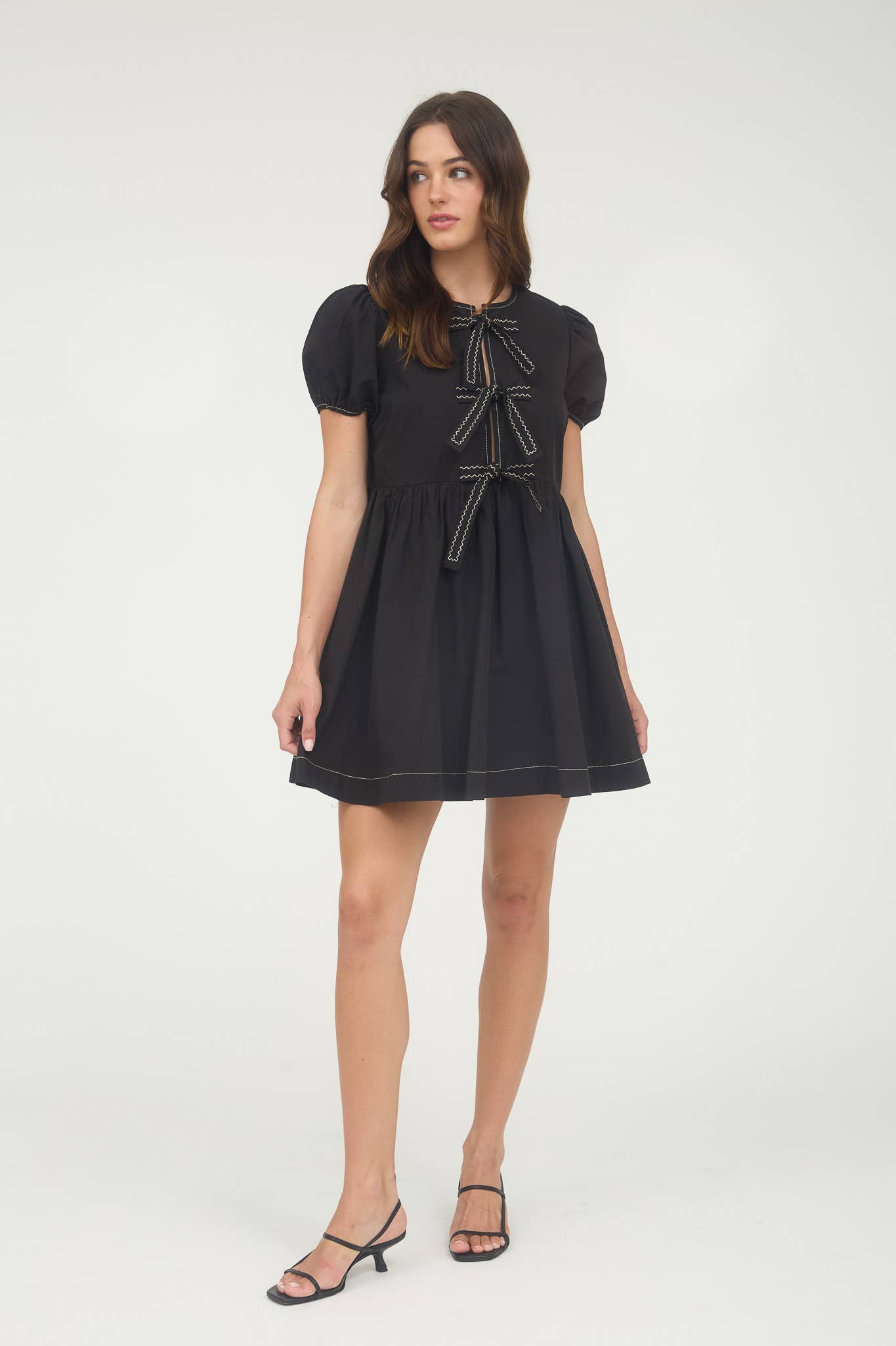 FRONT TIE SHORT PUFF SLEEVE BABYDOLL MINI DRESS: BLACK