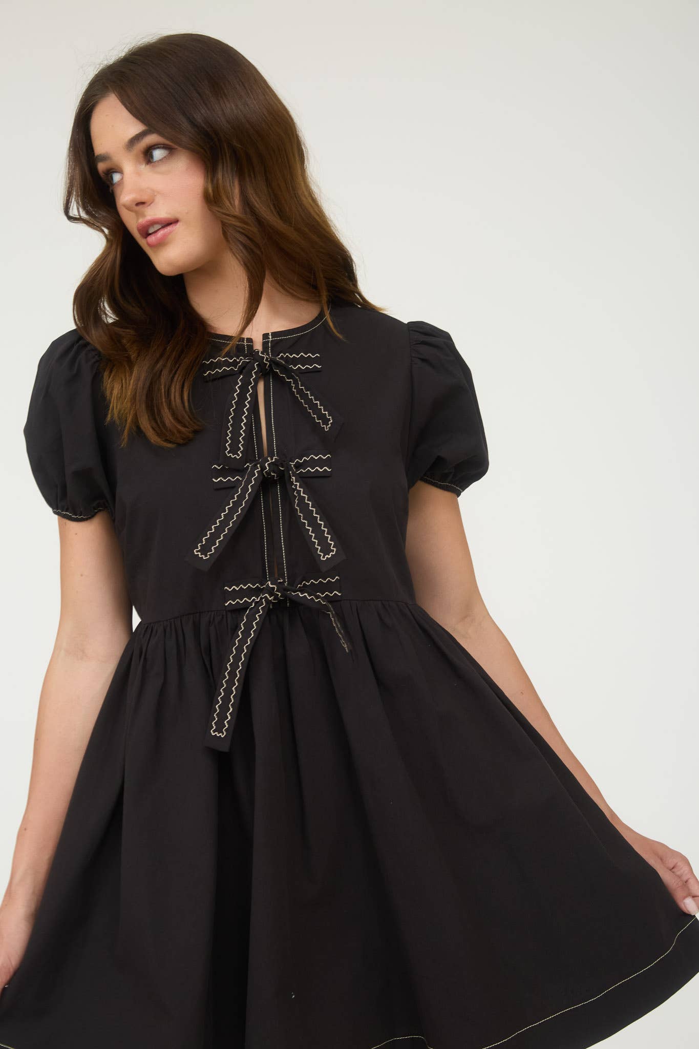 FRONT TIE SHORT PUFF SLEEVE BABYDOLL MINI DRESS: BLACK