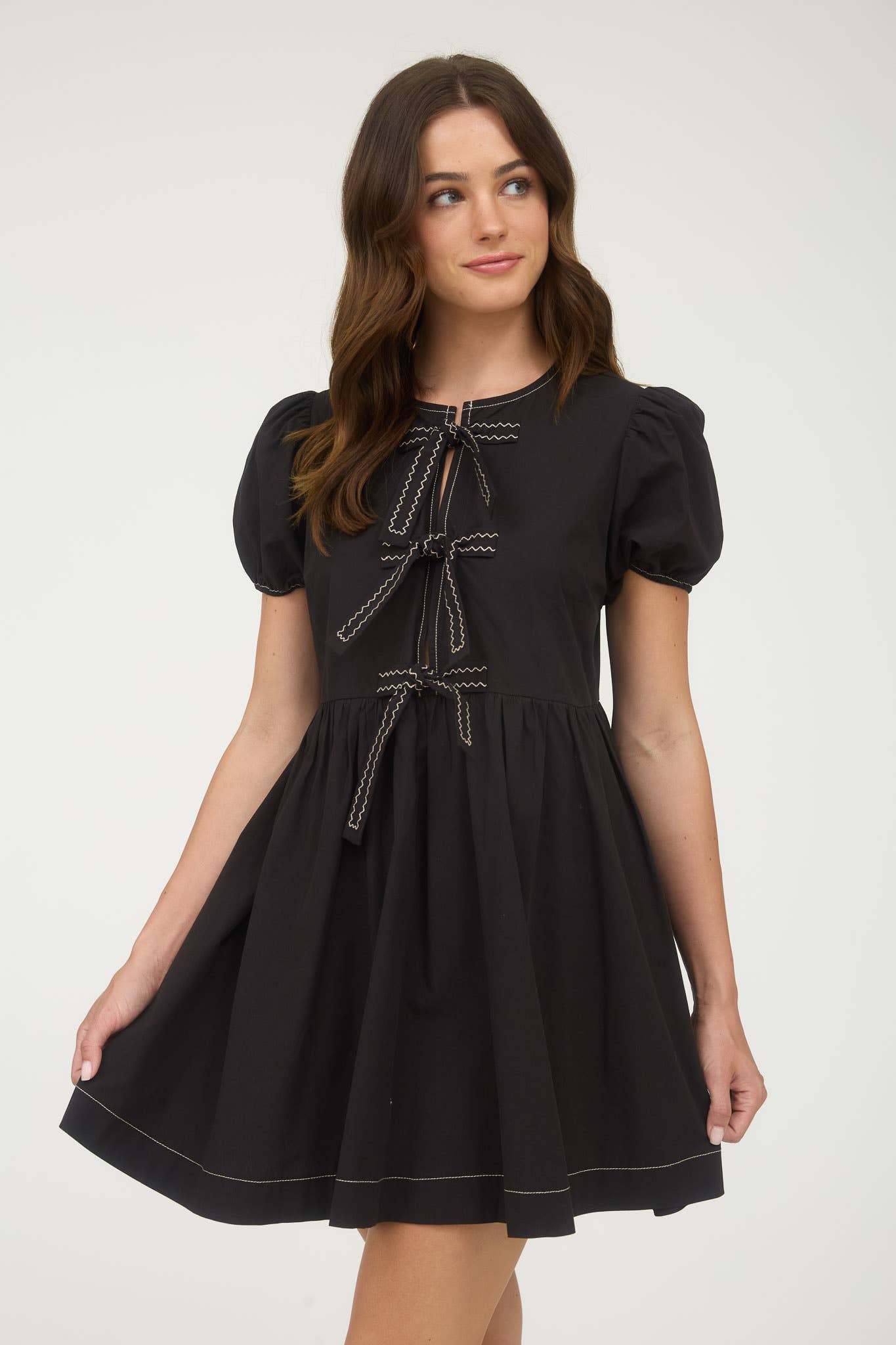 FRONT TIE SHORT PUFF SLEEVE BABYDOLL MINI DRESS: BLACK
