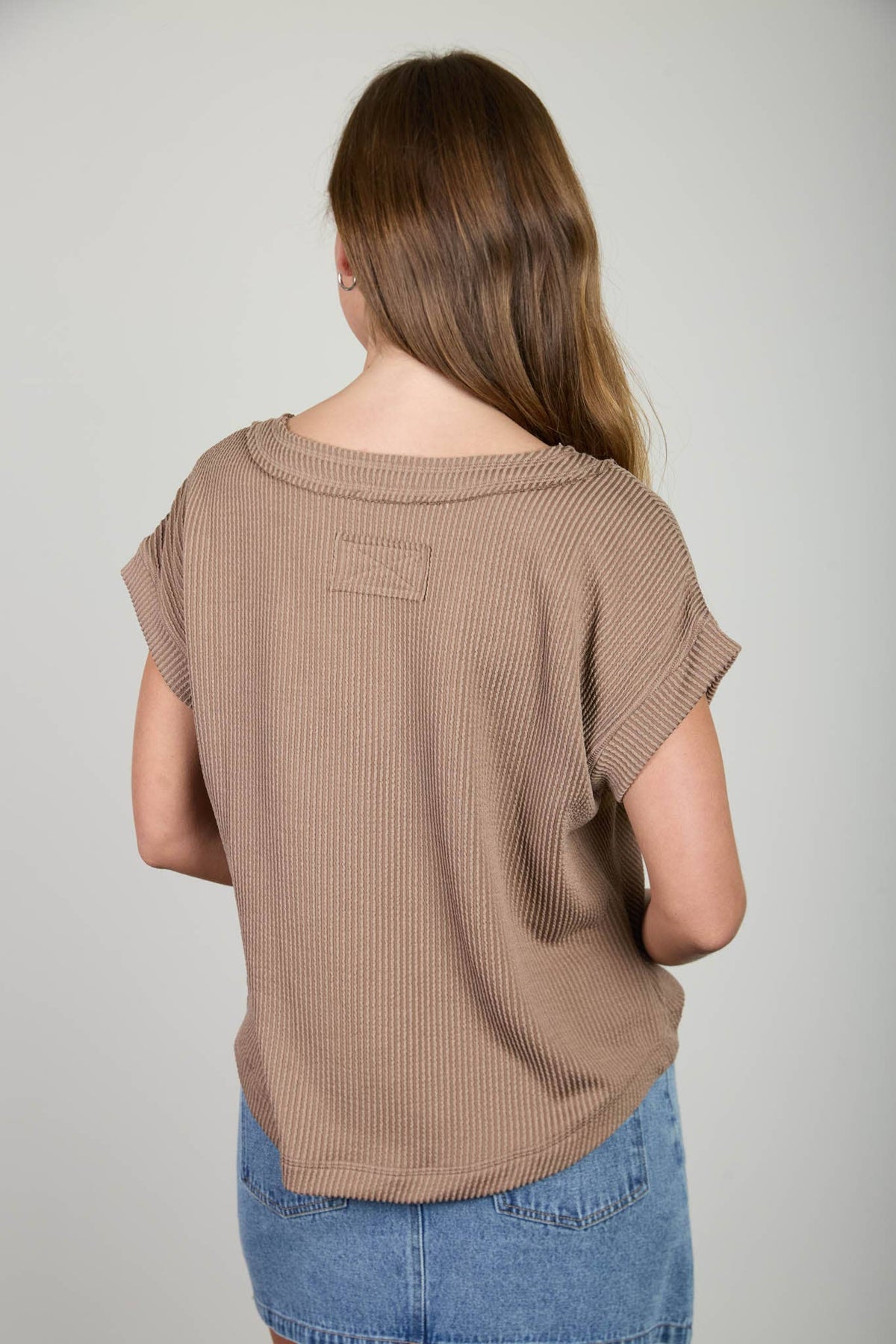 V NECK SHORT SLEEVE TEXTURED RIB KNIT TOP