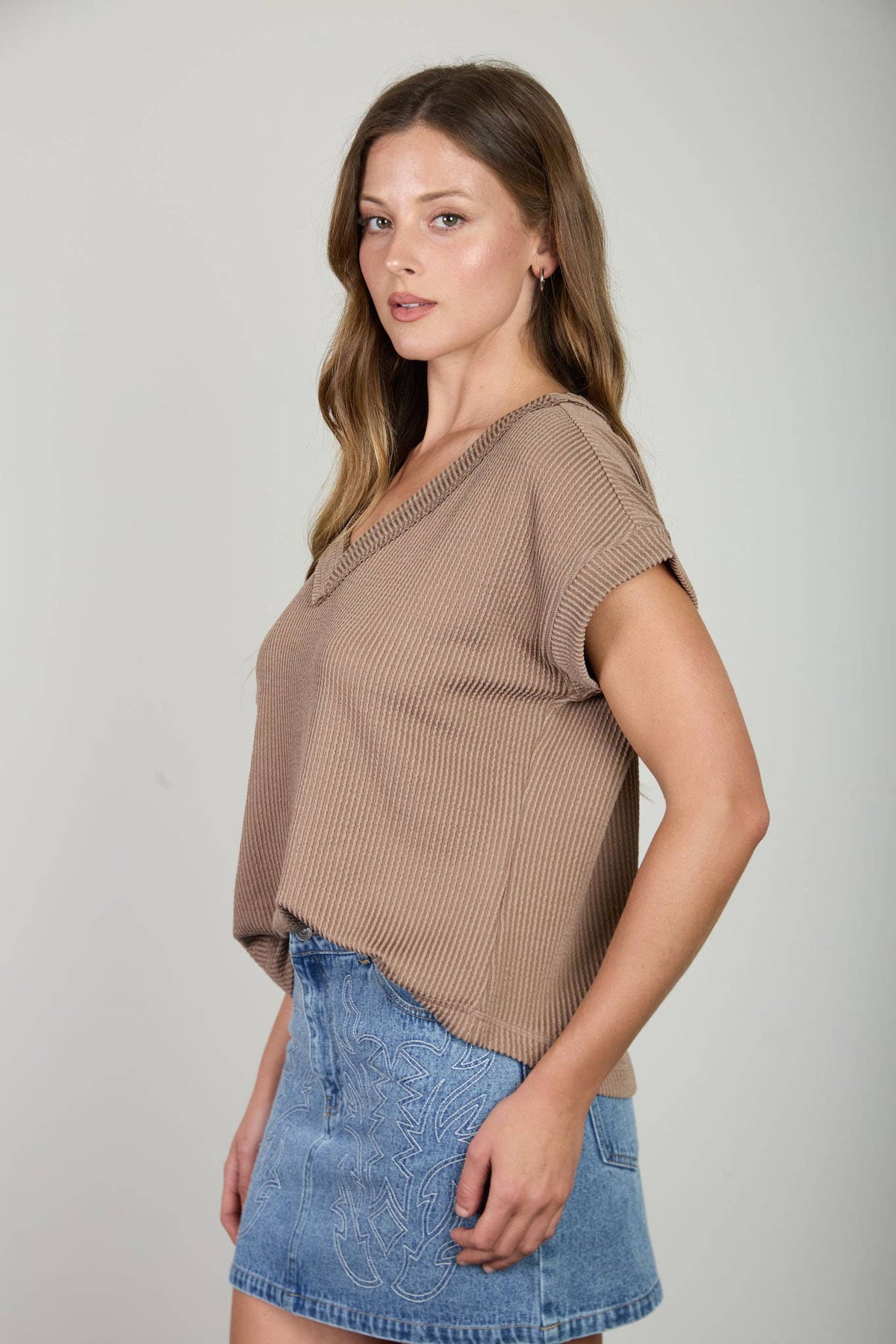 V NECK SHORT SLEEVE TEXTURED RIB KNIT TOP