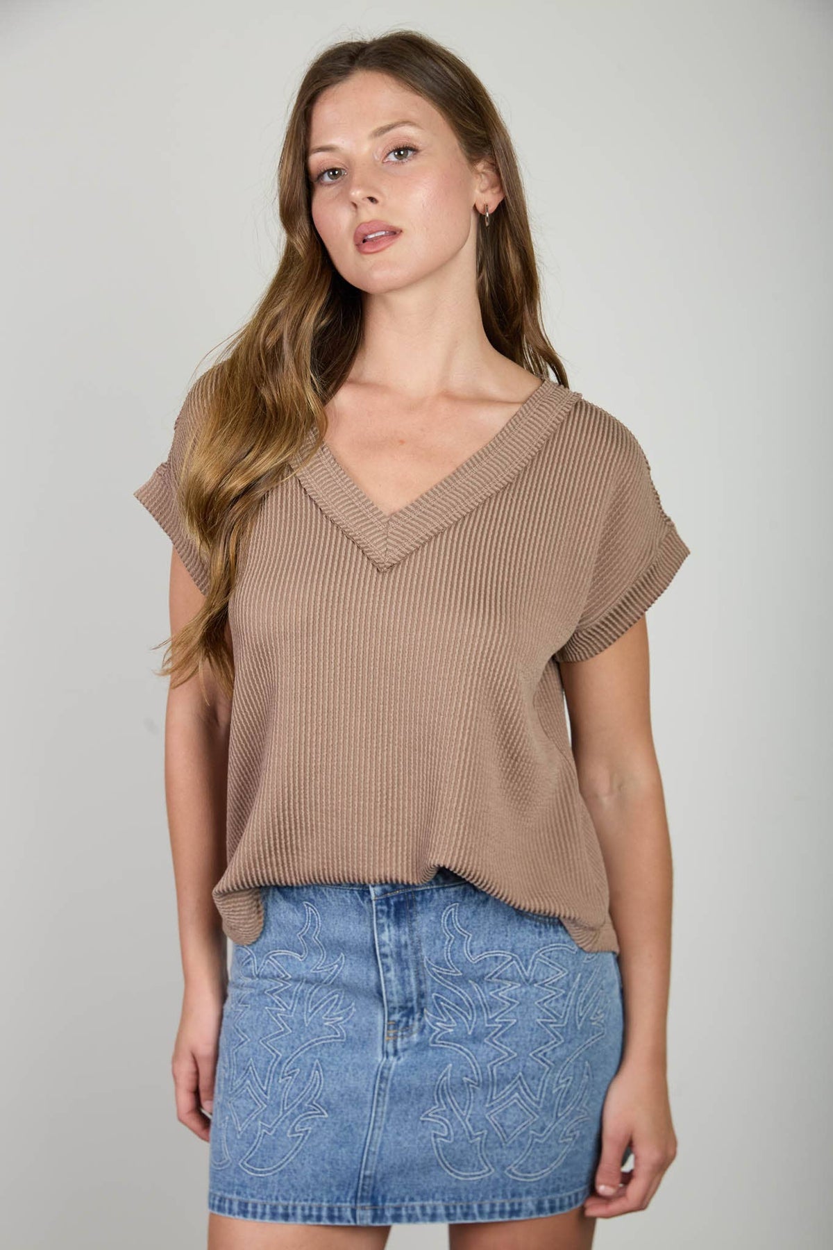 V NECK SHORT SLEEVE TEXTURED RIB KNIT TOP