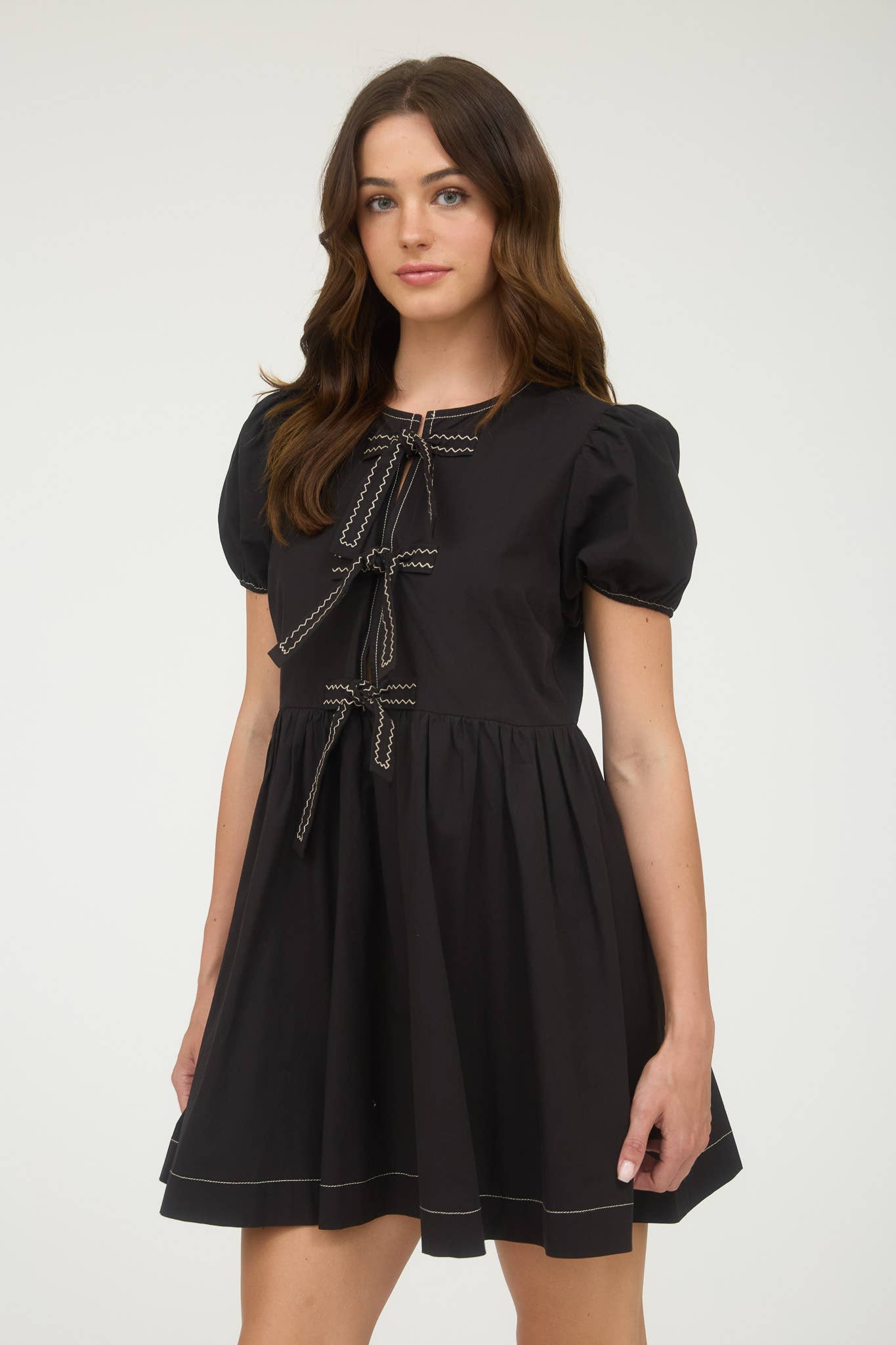 FRONT TIE SHORT PUFF SLEEVE BABYDOLL MINI DRESS: BLACK